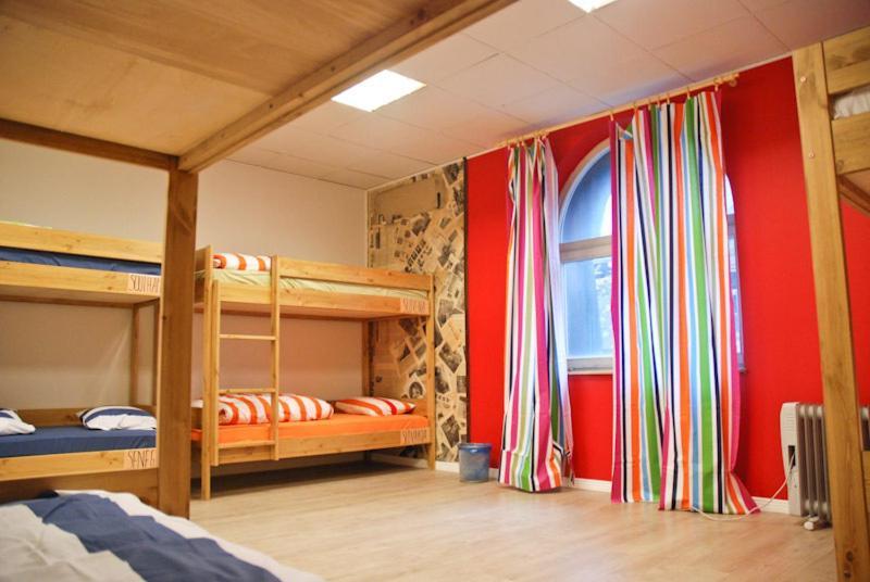 Hostel Red Emperor *